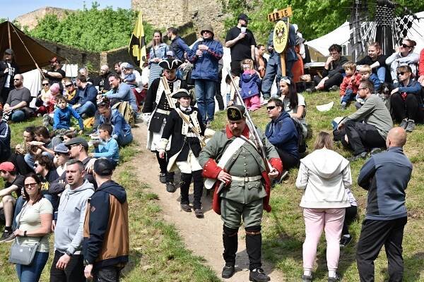 VIDEO: Helfštýn obsadili šermíři či vojáci. Vojenská historie přitáhla davy lidí