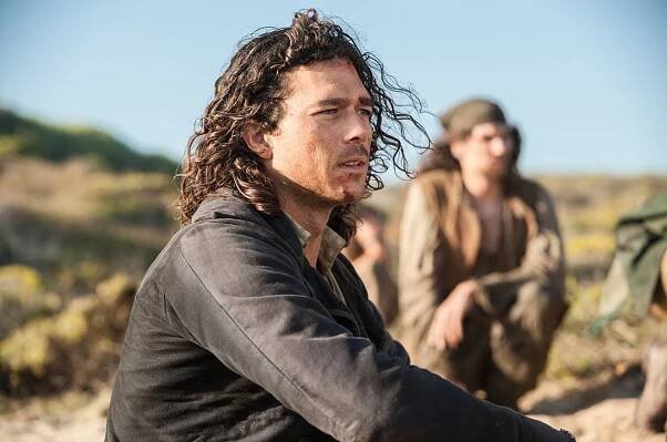 Pod černou vlajkou - Krveprolití - Z filmu - Luke Arnold