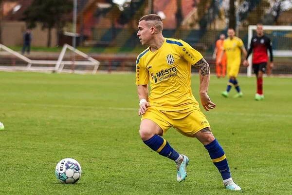 Fotbalisté FK Neratovice-Byškovice (ve žlutém) připravili Chomutovu první porážku v soutěži, doma vyhráli 2:1