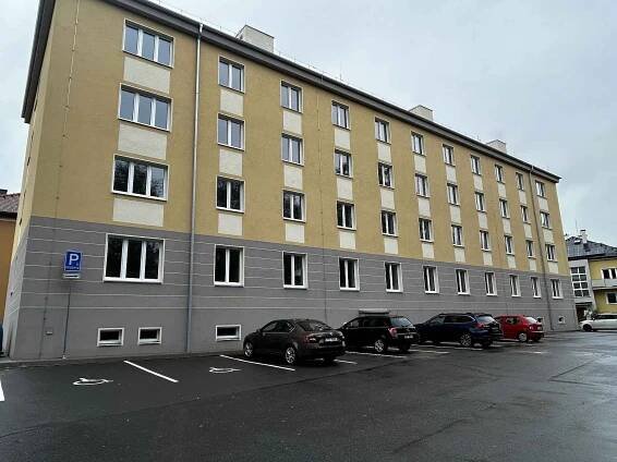 Představení nových bytů, které vznikly v bývalé vojenské ubytovně v Klatovech.
