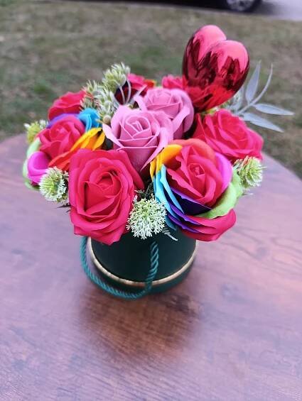 FLOWER BOX MÝDLOVÉ KVĚTINY KYTICE JAKO DÁREK RŮŽE DEN MATEK NAROZENINY za 599.00CZK - Allegro