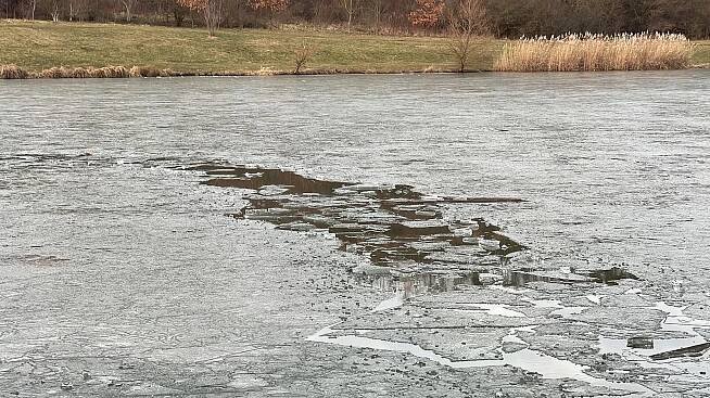 V pražském rybníku tonul chlapec, led se propadl i pod dívkou na Karlovarsku