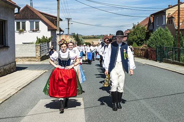 Hodové veselí bavilo Rosice. Městem prošel průvod, vyhrávala Galánka