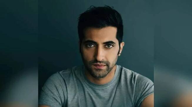 Akshay Oberoi opens up on Janhvi Kapoor; the actor reveals her struggles with Sridevi comparisons:‘No one has it easy; sabka struggle alag hai’