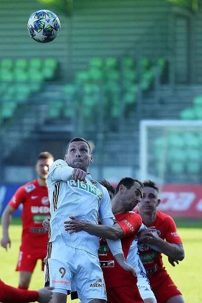 Fotbalisté Zbrojovky Brno (v červeném) remizovali na hřišti Karviné 1:1.