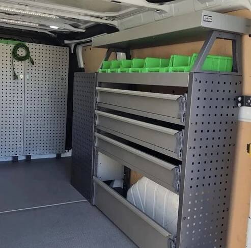 Pojízdné dílny, servisní a montážní vestavby do aut, police, regály a šuplíky do dodávek System Edström