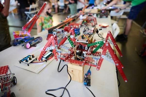 Vrchlabí zažilo den plný tvořivosti a techniky, festival Maker Faire