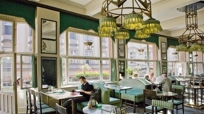 Grand Café Orient. Josef Gočár navrhl pro kavárnu osvětlení i podobu baru. Rekonstrukce ji vrátila původní podobu a zašlou slávu.