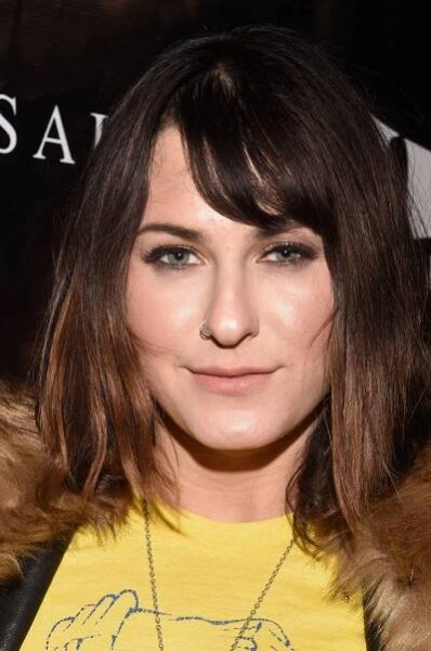 Scout Taylor-compton Black And Yellow Aesthetic Wallpaper