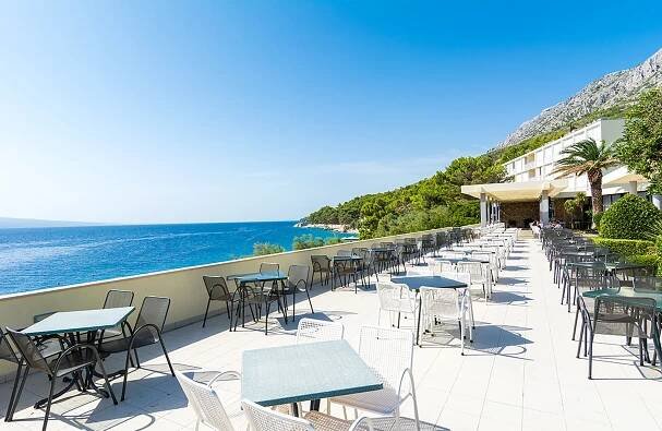 Plážový resort u Omiše: all inclusive light, apartmán pro 4 osoby, v létě animace, first minute sleva