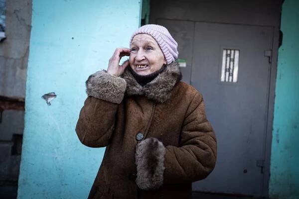 Dôchodkyňa Alexandra sa skrývala v chodbe, mesiace si varili so susedou na dvore pri zvuku streľby. (zdroj: SME - Jozef Jakubčo)