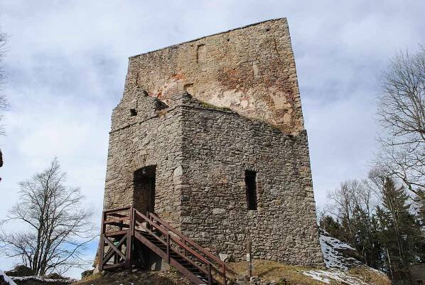 Vítkův hrádek na Lipensku, oblíbený cíl turistů, z něhož jsou výhledy na půl Šumavy i na Alpy.