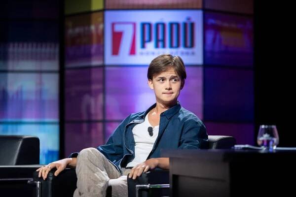 Maxmilián Kocek nastartoval kariéru intimní scénou, kterou zakázal sledovat rodičům. Teď má nabídky od holek i kluků