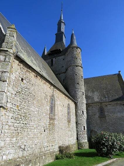 eglise brece -Facade Sud Tourelle.JPG