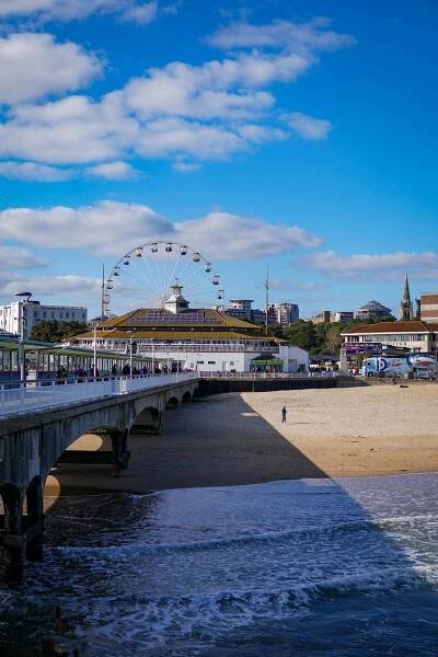 bezplatná Malebný Pohled Na Ikonické Molo Bournemouth A Ruské Kolo Základová fotografie