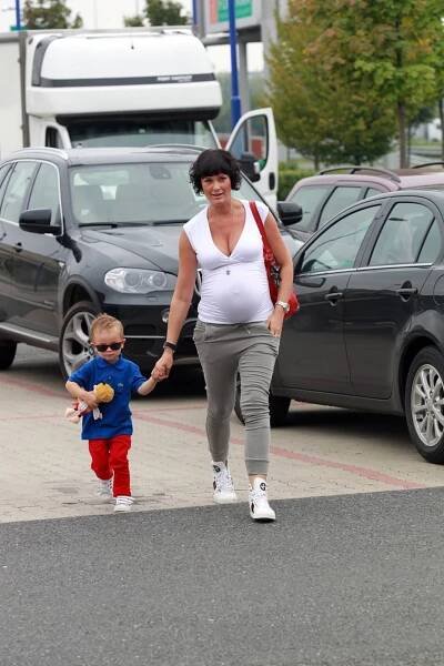 V době, kdy čekala druhého syna Damiena