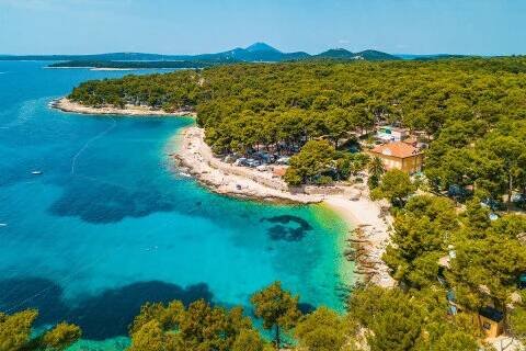 Mali Lošinj - pláž v kempu Čikat, ostrov Lošinj, Chorvatsko