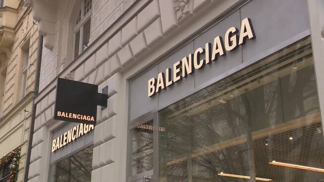 Na módní značku Balenciaga se hrne kritika.