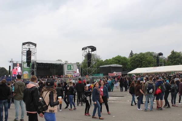 Barvy, hudba i dým. Studenti slaví svůj největší festival, Majáles
