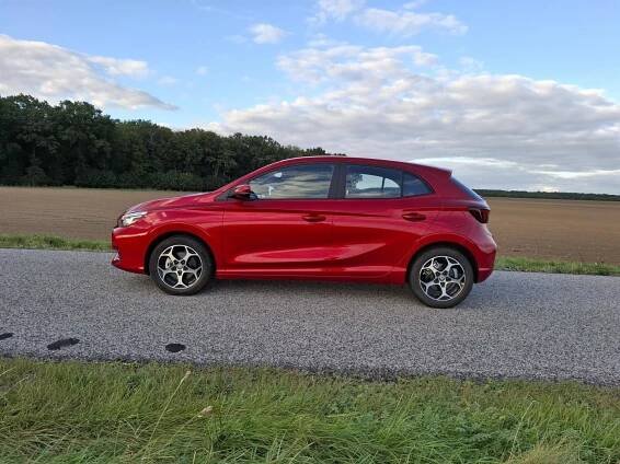 Test: MG3 Hybrid+ jezdí jako elektromobil a nestojí ani půl milionu korun. Fabia má problém | Autanet.cz 