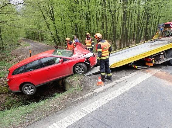 U Lešné se střetla dvě osobní auta a cisterna převážející naftalen
