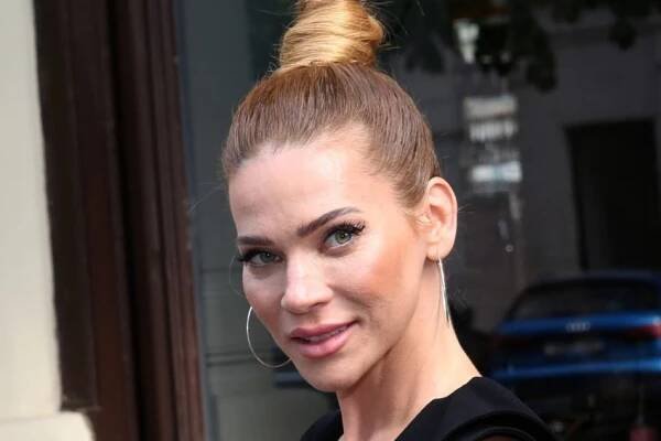 Andrea Verešová sdílela inpiraci na podzimní outfit. Krátký kabát a boty na podpatku jí seknou - OnlyU