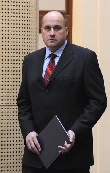 Žalobci ženou šéfa NKÚ Dohnala před soud. Žil luxusně na účet státu