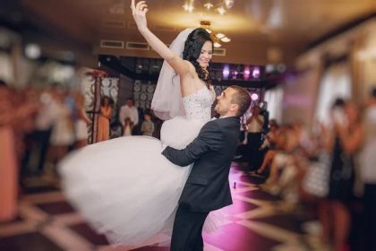 Nádherný pár tance na svatbě v restauraci — Stock obrázek