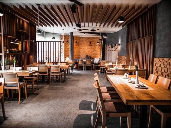 Odjeli za prací do Německa, domů se vrátili jako partneři. Společně provozují populární restauraci