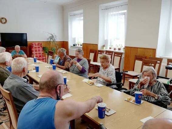 OBRAZEM: Seniorům do Rožďalovic přijel zahrát Třehusk. Došlo i na jedno přání