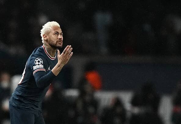 Brazilec Neymar (PSG) coby střídající hráč vbíhá na hřiště.