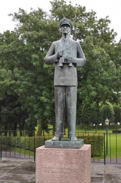 A statue of King Haakon VII of Norway in Oslo