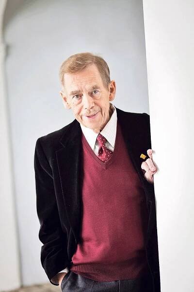 Havel má sochu! Hlídá kavárnu