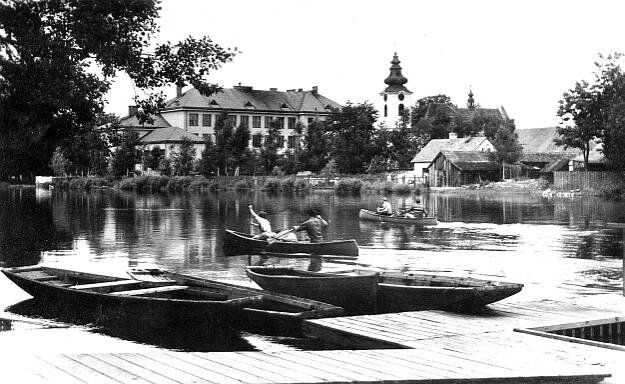 Planá nad Lužnicí, pohled na město s kostelem sv. Václava přes Lužnici; před rokem 1956 (sbírka Pavla Fiedlera).