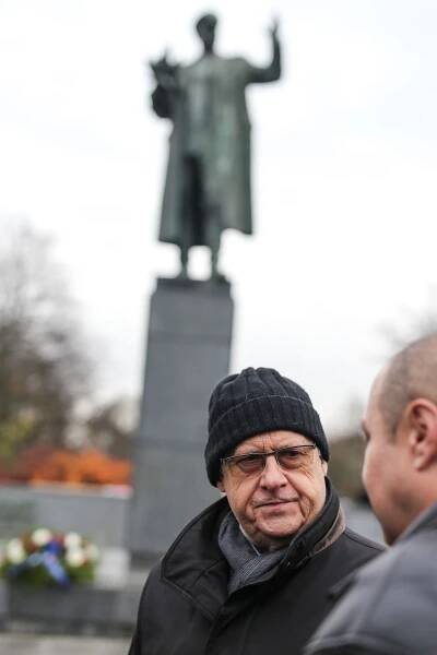 Foto: Sovětské vlajky a varování komunistů před přepisováním dějin. V Praze uctívali maršála Koněva