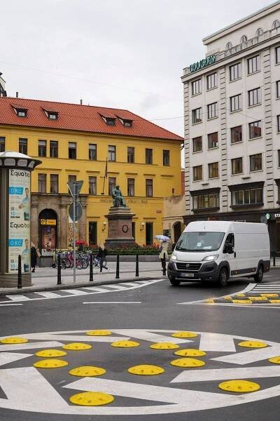 Národní je nově obousměrná. V centru Prahy proto vznikla „parodie na kruháč“