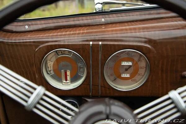 Ford V8 Roadster Deluxe