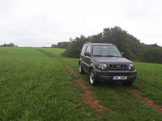 Suzuki Jimny je parťák pro cesty i necesty. Je vysazený na zdolávání „kozích“ stezek, i když bourat byste v něm nechtěli. Jak jezdí coby ojetina?