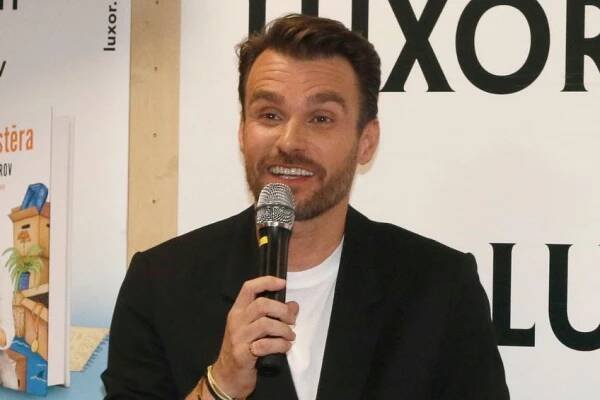 Leoš Mareš prožil den na tenisovém hřišti. Užil si ho se svou dcerou i čtyřnohým kamarádem