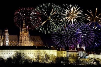Praha je připravena na Silvestr 2023 a Nový rok 2024: Ohňostroj se ruší, využijte slevy a akce na zážitky