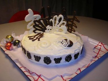 Kakaový dort s čokoládovými ozdobami - fotografie 3 - TopRecepty.cz