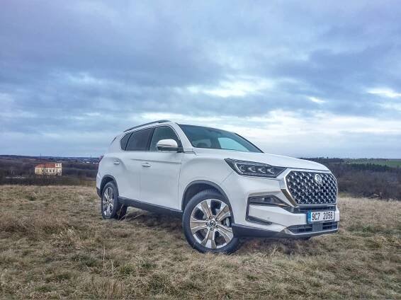 Test SSANGYONG REXTON 2.2 E-XDI PREMIUM – sebevědomý vzhled, prostorný interiér a dostatečný jízdní komfort, to vše za velmi slušné pořizovací ceny – Autozin