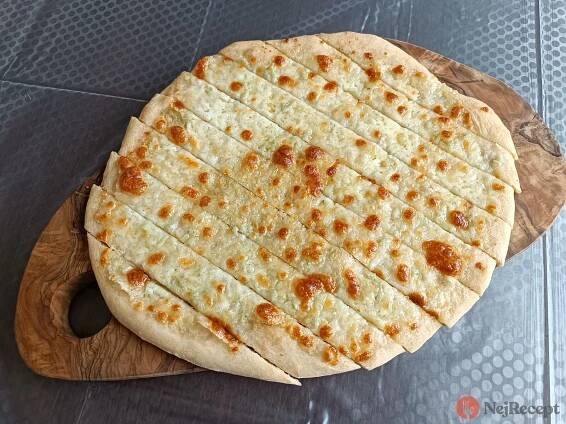 Česnekové prsty, které si po ochutnání hned zamilujete. Rychlostí a jednoduchostí překonají i tu nejlepší pizzu.