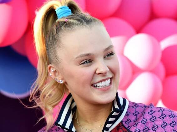 JoJo Siwa looks completely unrecognizable in major transformation at the iHeartRadio Music Awards