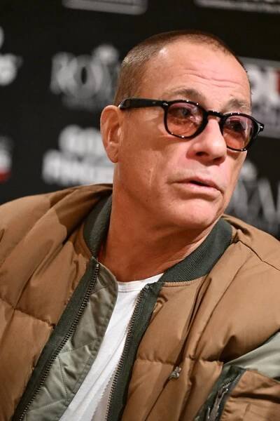 FOTO: Jean-Claude van Damme je v Praze. Po příletu ho čekala tisková konference na hotelu. – stránka 104
