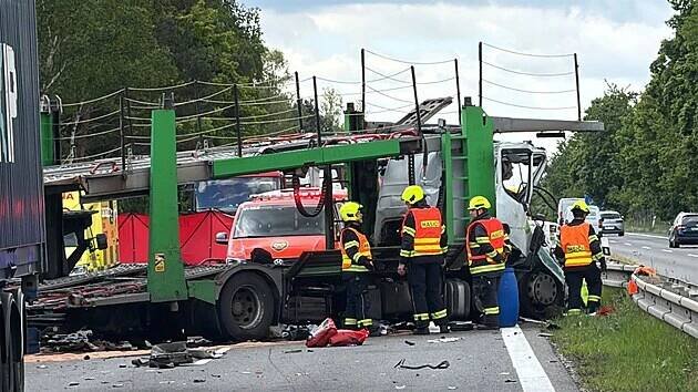 Dálnici D10 ve směru na Turnov uzavřela v pátek dopoledne hromadná nehoda, bourala tři nákladní auta a šest osobních vozů. (23. května 2025)