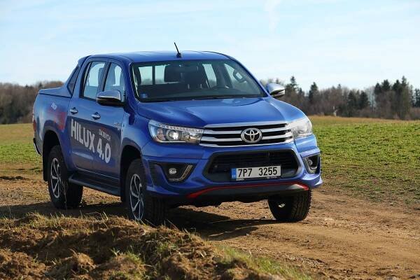 Pick-upy nemusí být jen nudní pracanti. Například Hilux si můžete koupit v úpravě sportovního oddělení TRD s benzinovým šestiválcem