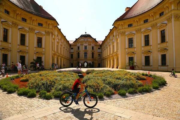 Slavkovský šlapík to rozjel na zámku. Děti podpořil i cyklista Jan Bárta