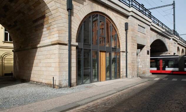 Negrelliho viadukt se dočkal rekonstrukce a prvního zkušebního oblouku pro kreativní využití – DesignMag.cz
