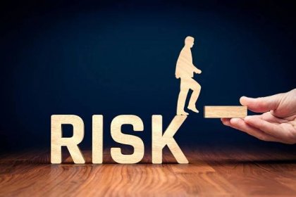 Koncepce řízení rizika. Riskovat správce dát stabilitu pro podnikatel, který může udělat krok od riskantní podnik na stabilní. — Stock obrázek